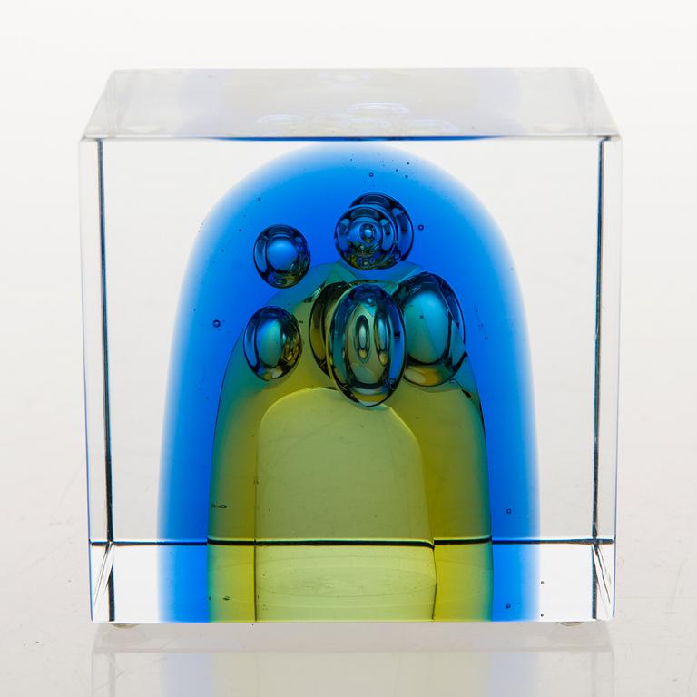 OIVA TOIKKA,  An annual glass cube, signed Oiva Toikka Nuutajärvi 2007 and numbered 346/2000.