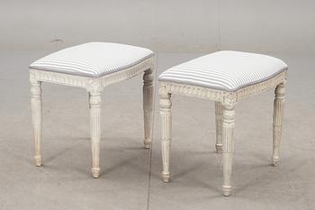 TABURETTER, ett par, gustaviansk stil, 1900-talets första hälft.