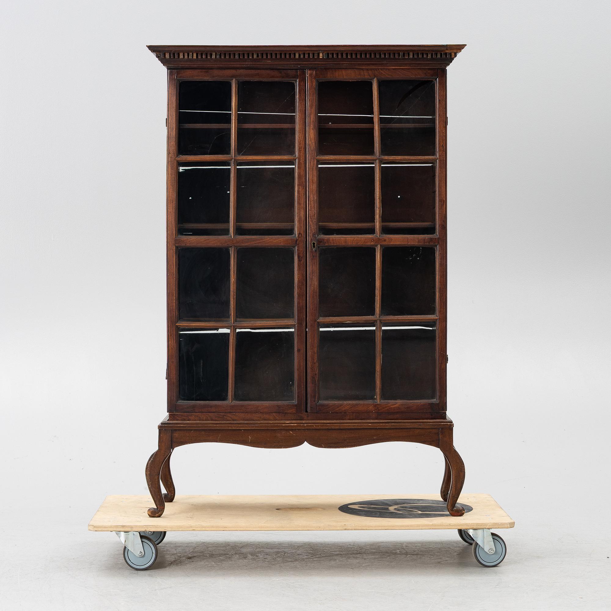 Display cabinet, 19th century.