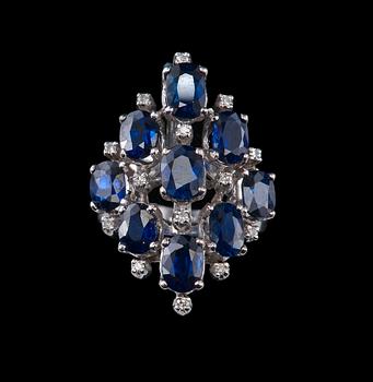 447. A RING, 8/8 cut diamonds ca 0.11 ct. sapphires ca 5 ct. 18K whitegold. Weight 10,5 g.