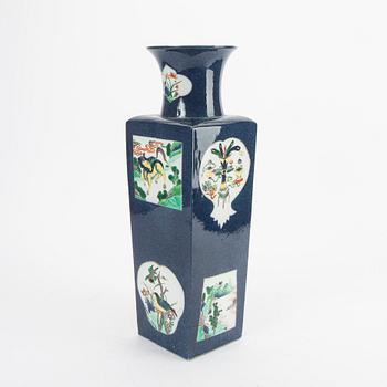 Vase, porcelain. Qing dynasty, Kangxi style, circa 1900.