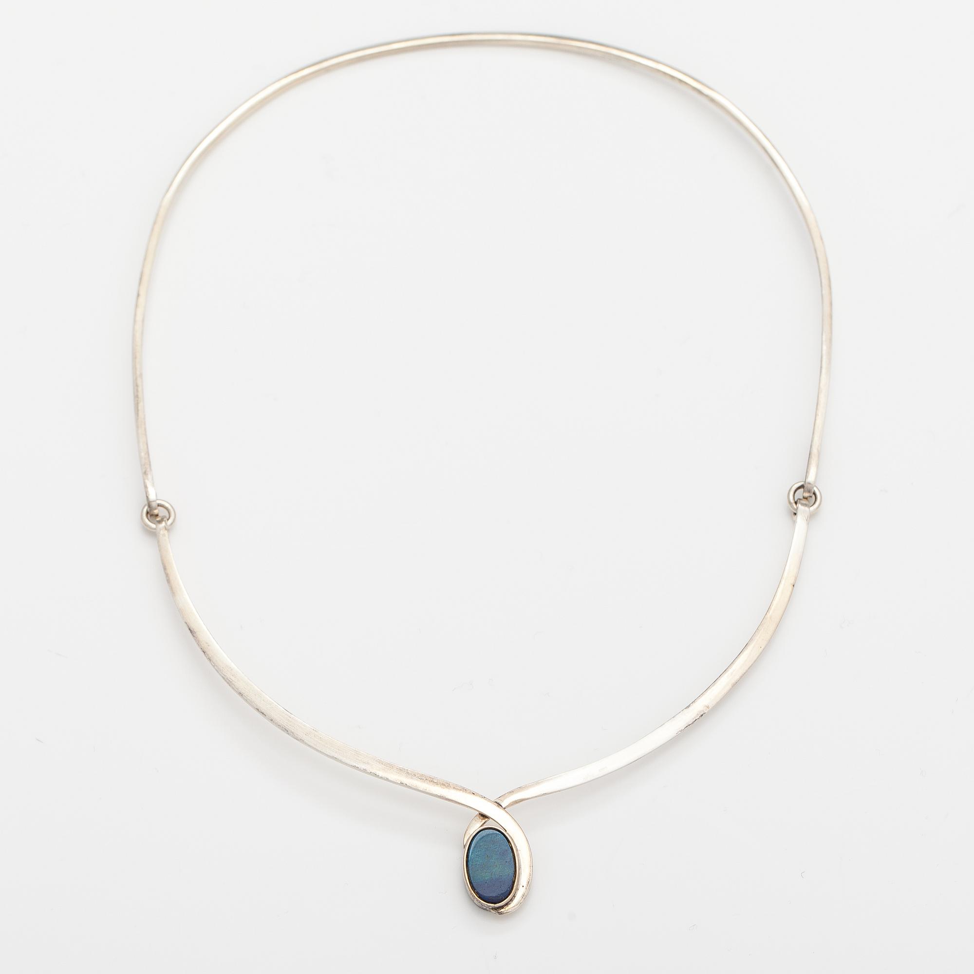 Halsband och ring, sterlingsilver, spektroliter. Kaunis koru, Helsingfors 1987.