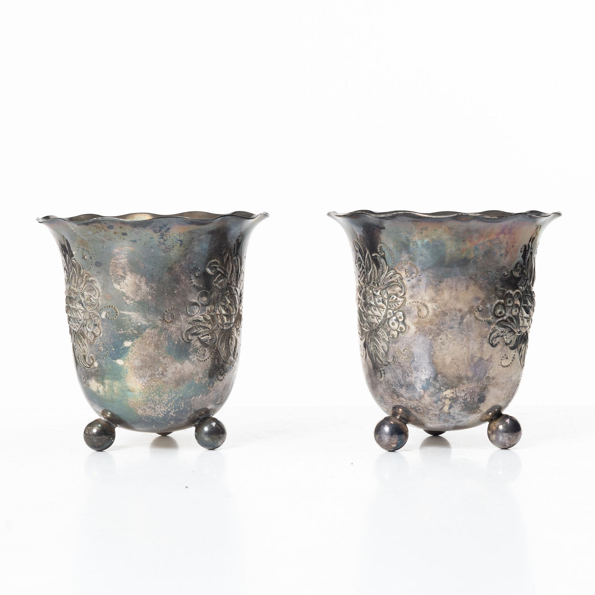 Guldsmedsaktiebolaget (GAB), Pair of similar silver beakers on foot, Stockholm, 1941–1946.