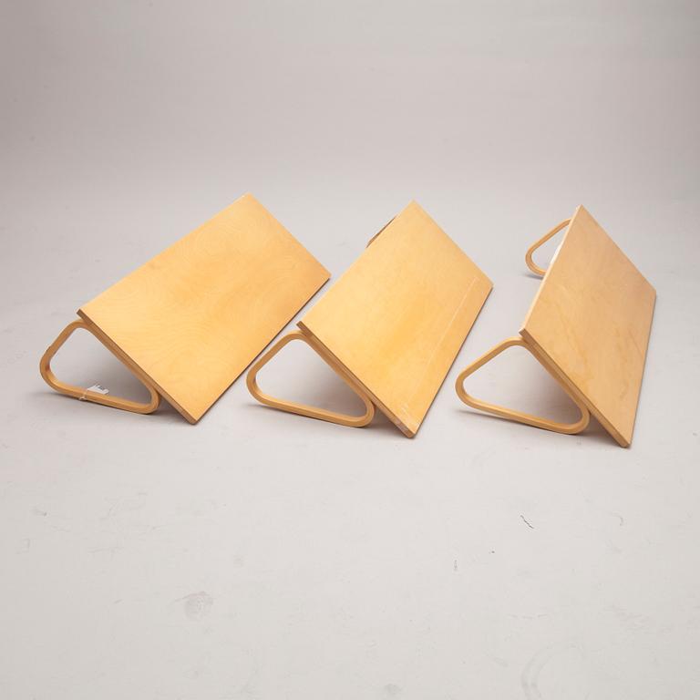 HYLLOR, 3 st, modell 112A, Alvar Aalto, Artek, 1900-talets sista kvartal. Modellen formgiven 1936.