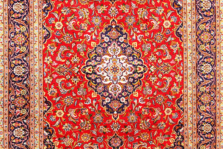 A Kashan carpet, a. 360 x 243 cm.