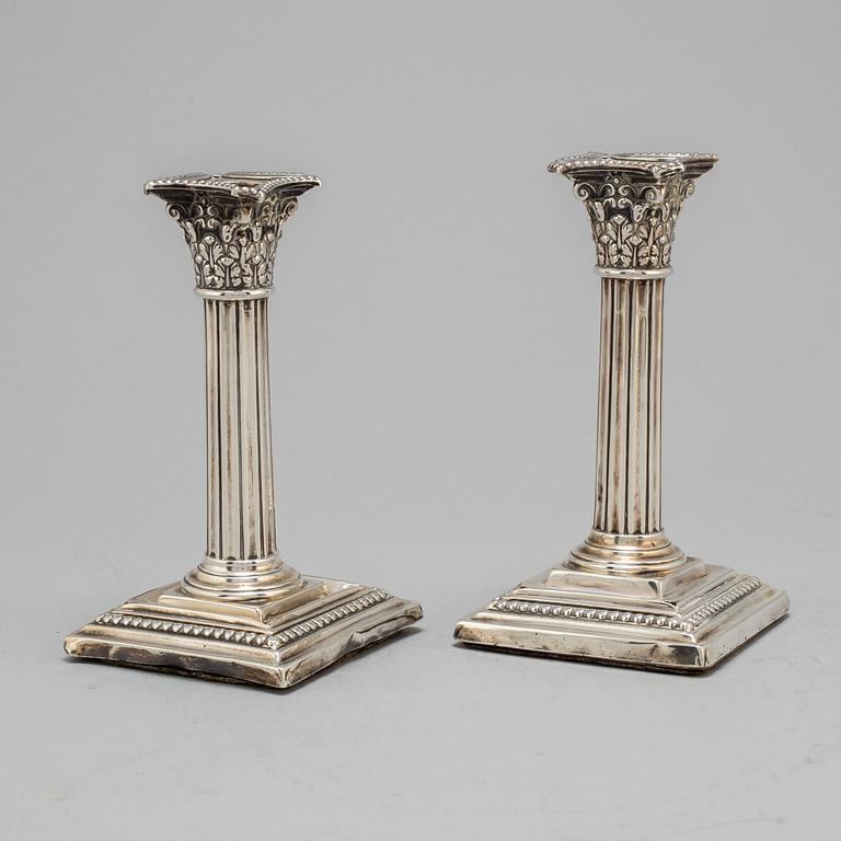 LJUSSTAKAR, ett par, silver, Thomas Bradbury III & John S Henderson, London, 1881, 504 gram.