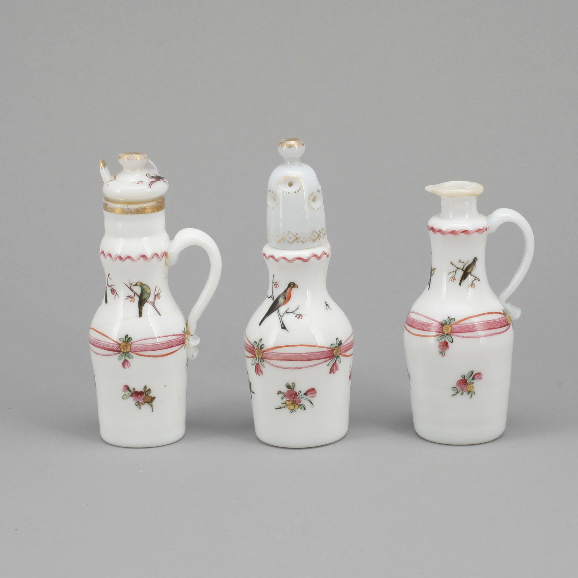 OPALGLAS, 3 delar, omkring år 1800.