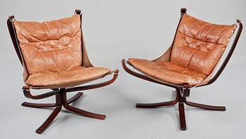 FÅTÖLJER, ett par, "Falcon chair", samt BORD, Sigurd Russel, Vatne möbler, Norge, 1970-tal.