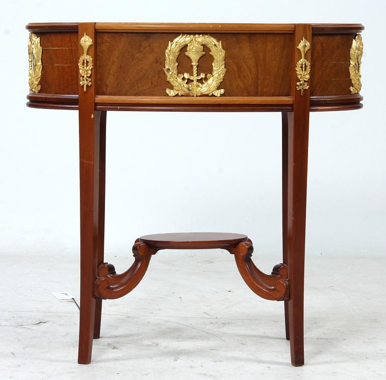 BLOMBORD, empirstil, 1900-talets senare hälft.