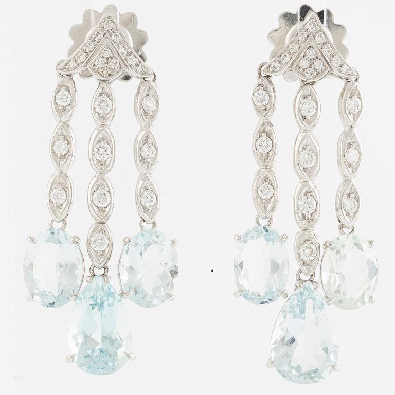 Örhängen, 18K vitguld med akvamariner och briljantslipade diamanter.