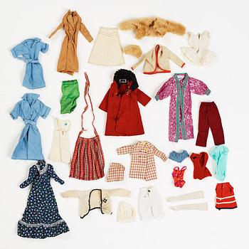 A set of 8 barbiedolls and accessories from the 1956's/-70's.