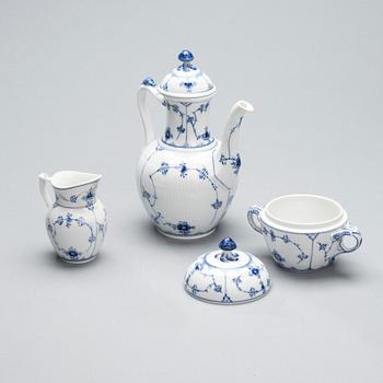 KAFFESERVIS, 30 delar, porslin, "Musselmalet", Royal Copenhagen 1950-60-tal.