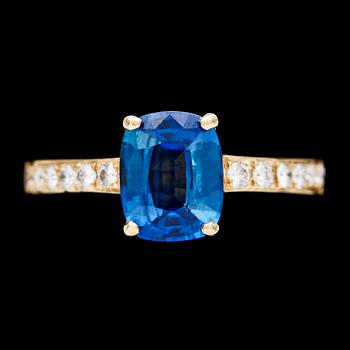 237. RING, blå fasettslipad safir, 2.03 ct, med briljantslipade diamanter, tot. 0.23 ct.