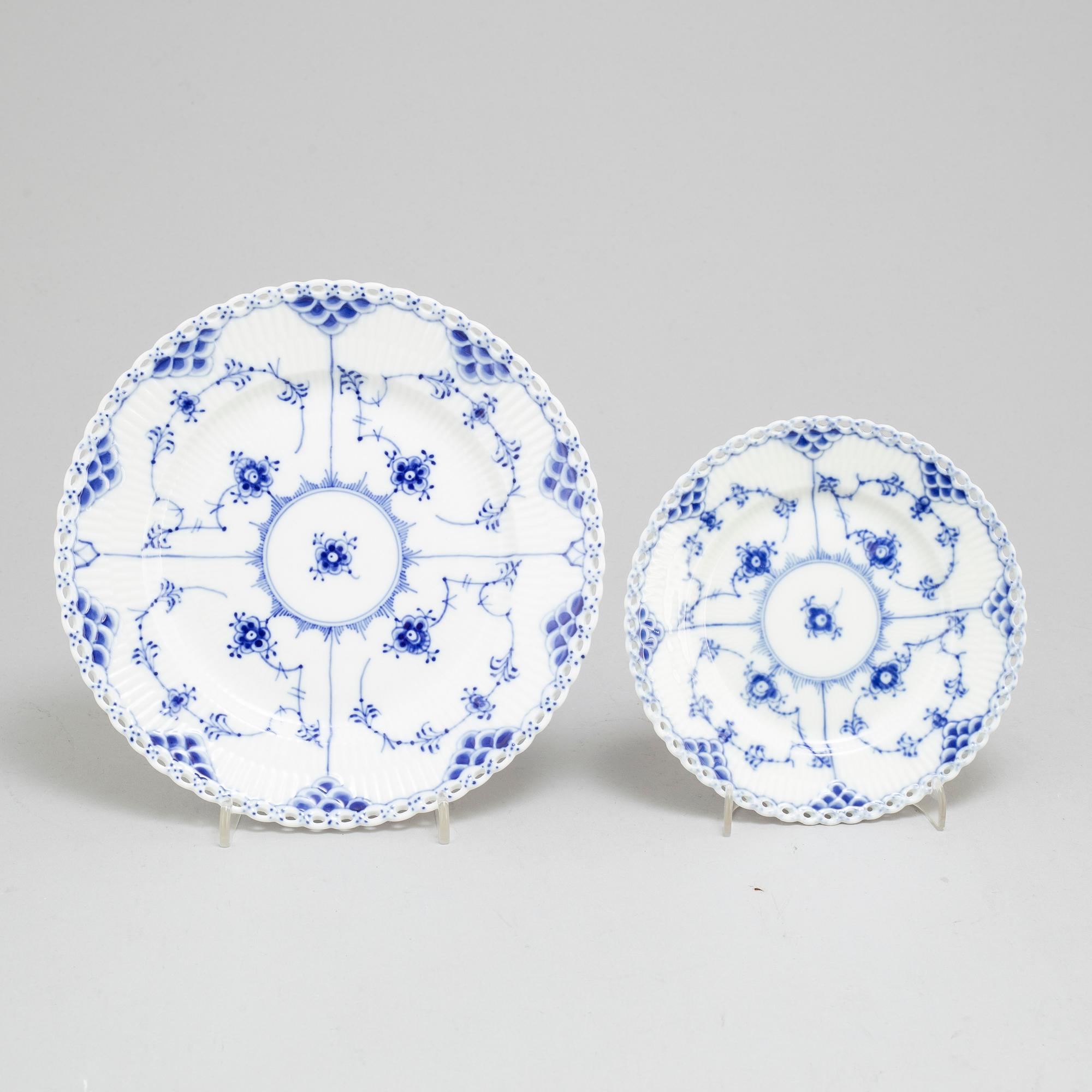 A 'Musselmalet' part coffee service, Royal Copenhagen (16 pieces).
