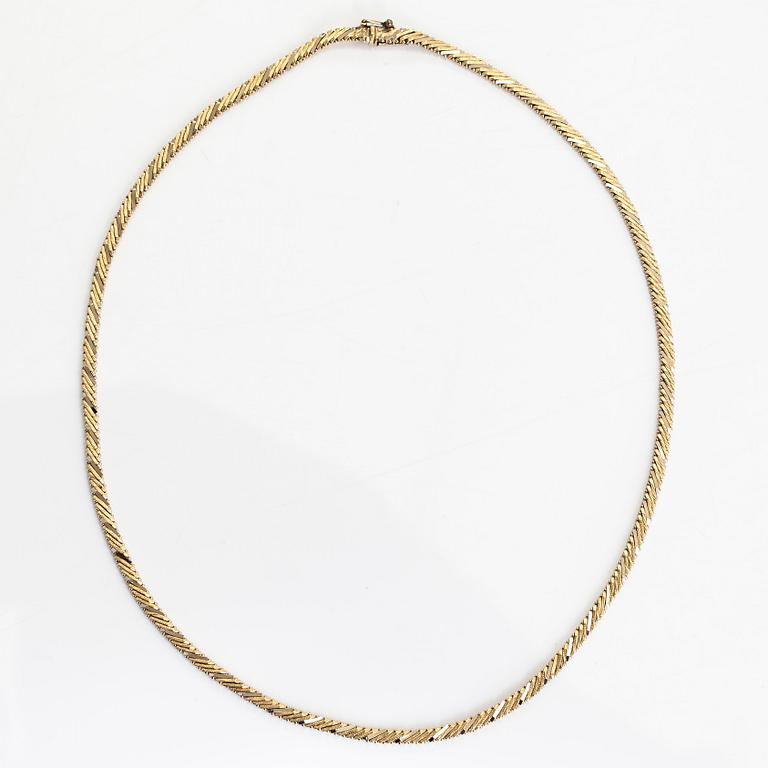 A necklace in 18K white and yellow gold.