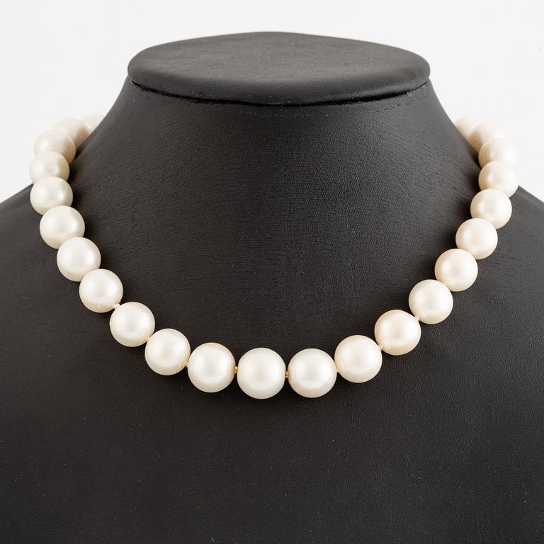 Collier, med odlade sötvattenspärlor.