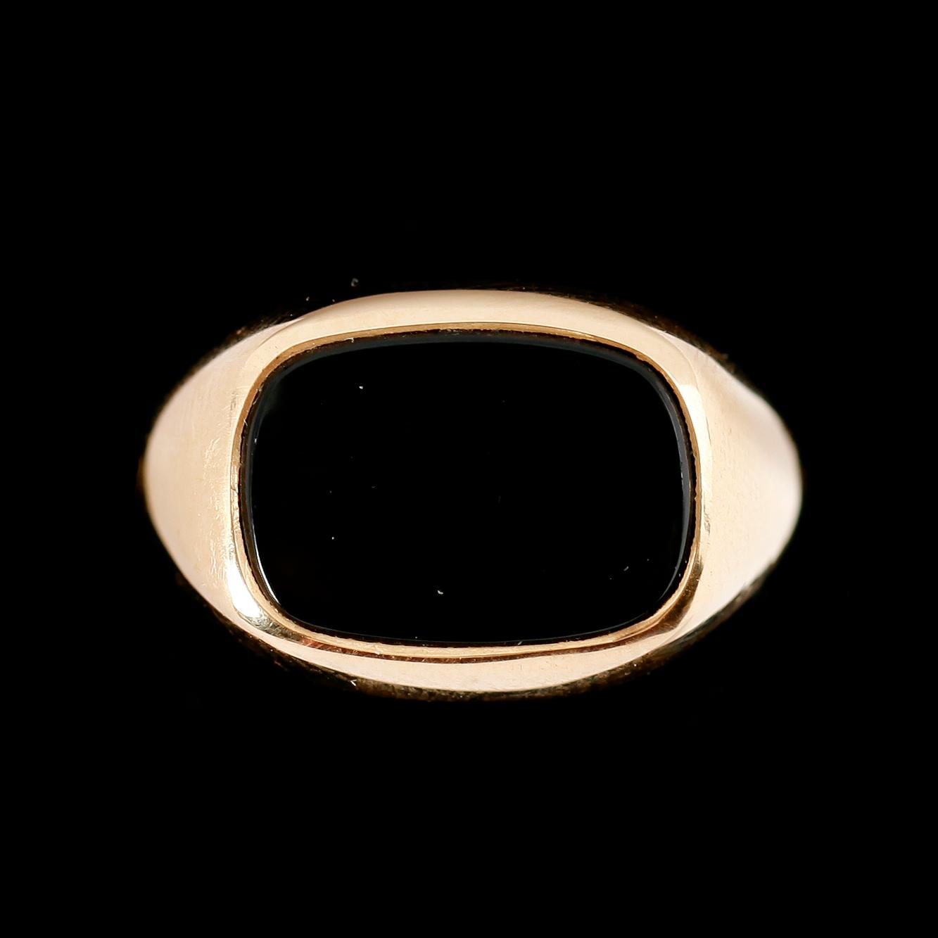 KLACKRING, 23 k, guld, svart onyx, Stockholm, 1919. total vikt ca 5 g.