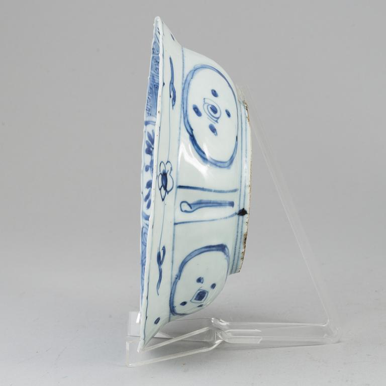 A blue and white kraak dish, Ming dynasty, Wanli (1572-1620).