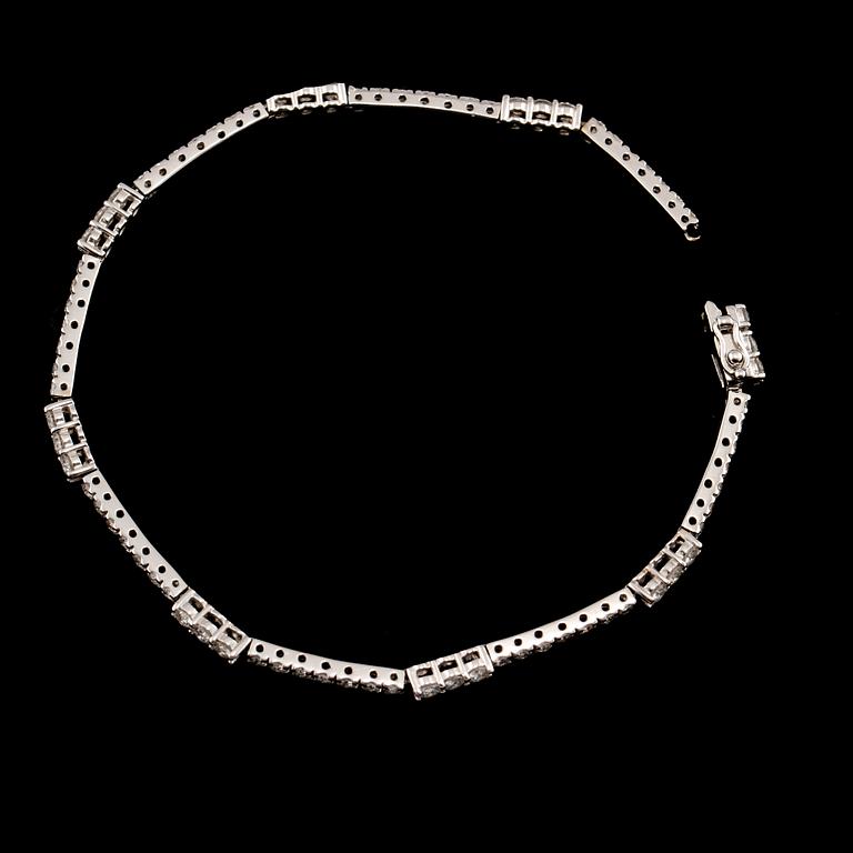 ARMBAND, 18k vitguld med briljantslipade diamanter, totalt ca 2.00 ct. Vikt 8 g.