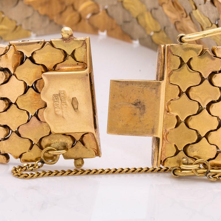 A trois couleurs 18K gold bracelet weight 59,4 gram.