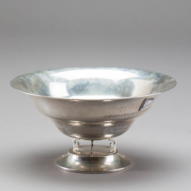 SKÅL PÅ FOT, silver, C G Hallberg, Stockholm 1926, med KSSS emblem. Vikt c:a 300 g.