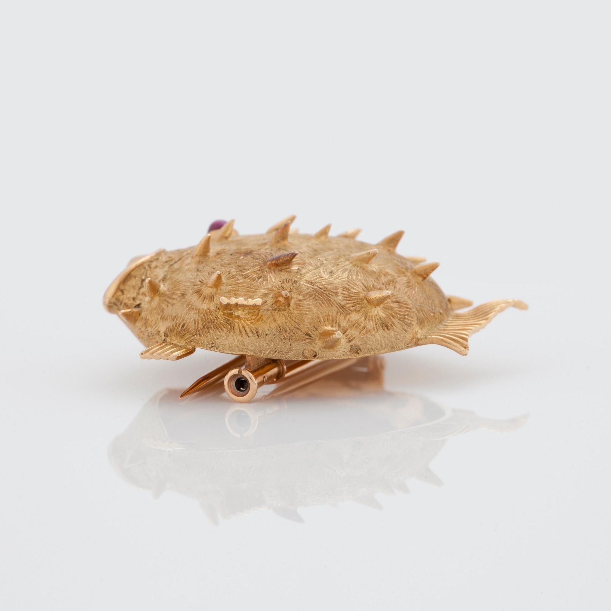 BROSCH med en rubin.