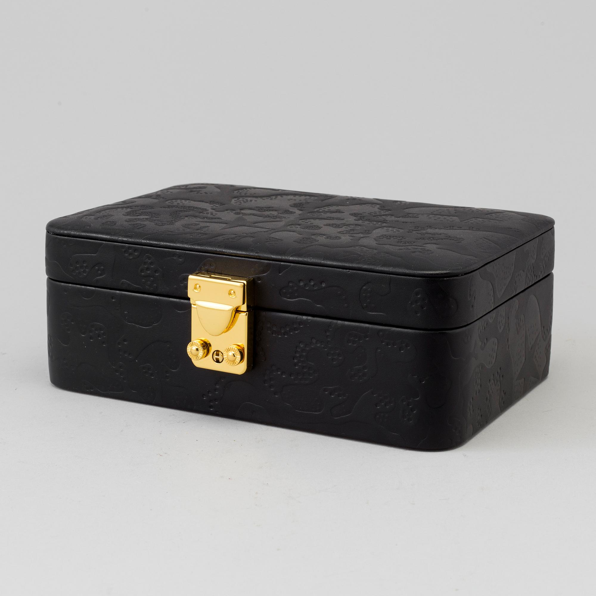 SMYCKESKRIN, präglat mönster "Aristidia" i svart skinn, Firma Svenskt Tenn, 2000-tal.