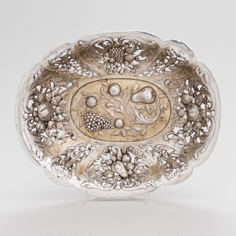 A late 18th-century silver fruit bowl, presumably Hanau pseudo marks.