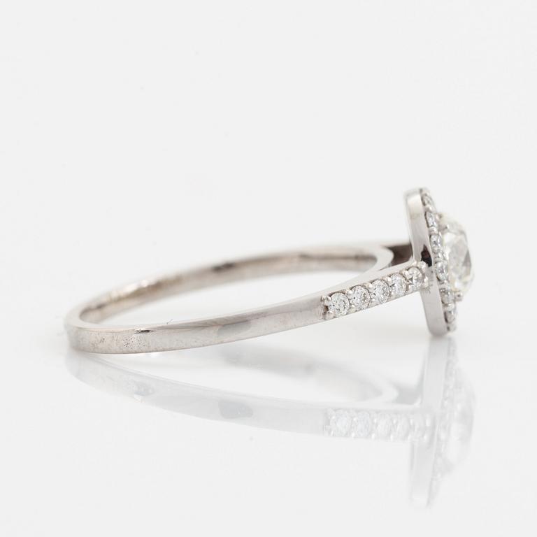 Ring med gammalslipad diamant och briljantslipade diamanter.