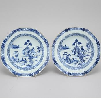 Five chinese porcelain plates, Qianlong (1736-1795).