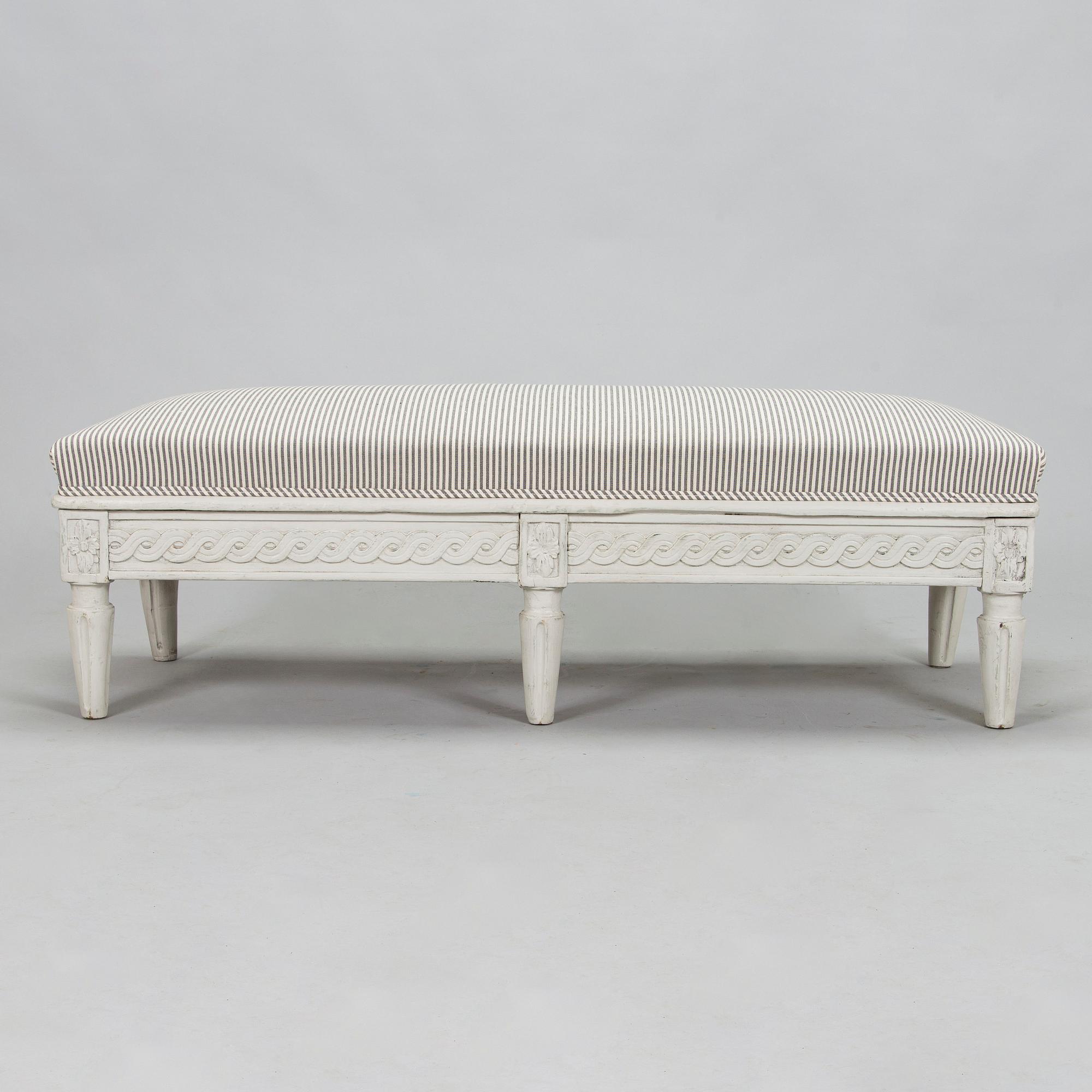 A Gustavian provincial bench, 18th/19th century.