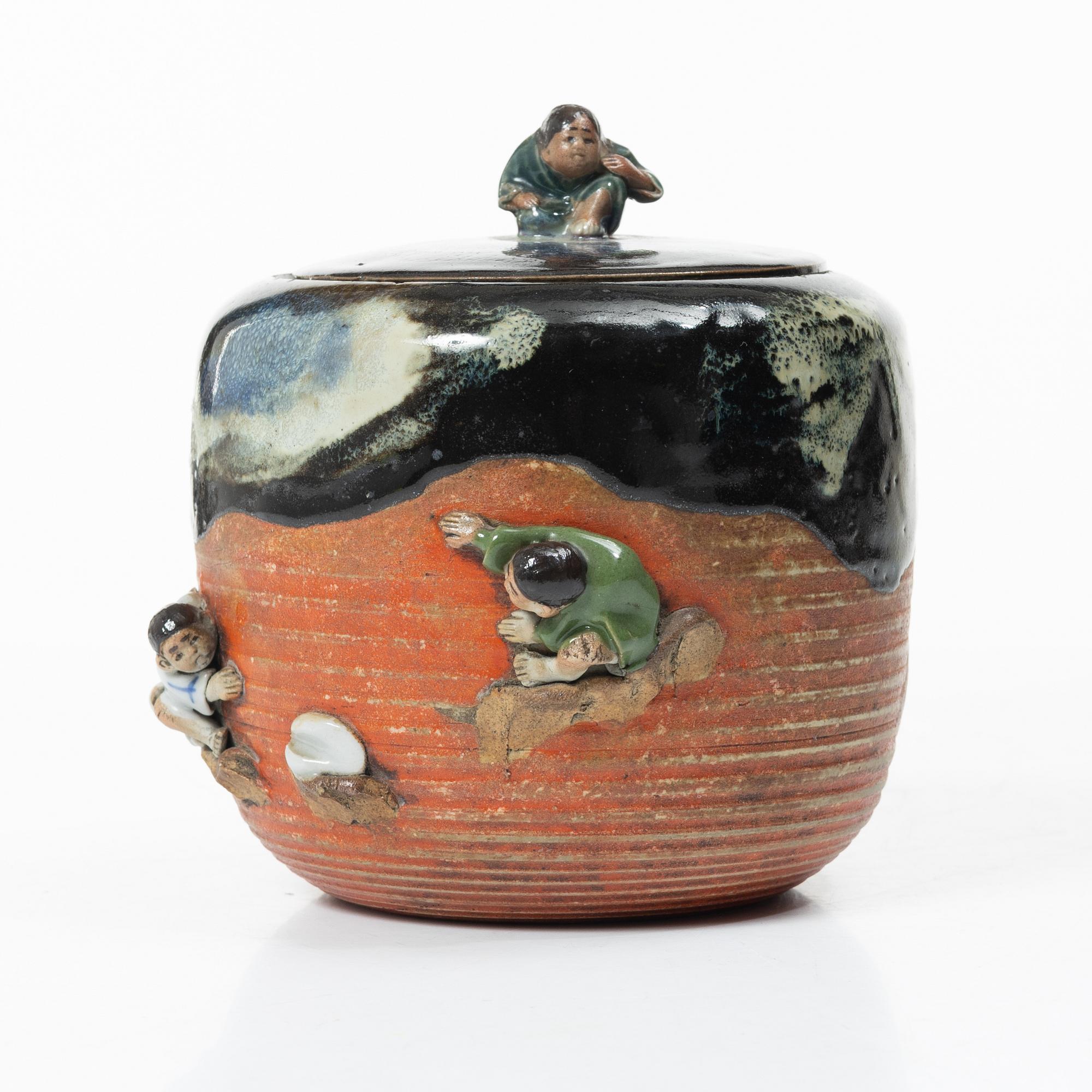 Burk med lock, kopp och två skålfat, stengods, 'sumida ware'. Japan, 1900-tal.