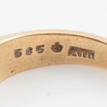 Ring, 14K gold with three old-cut diamonds.