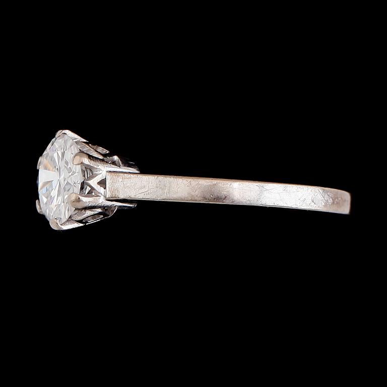 RING, 18K vitguld, solitär briljantslipad diamant ca 1.06 ct, svenska stämplar 1974.