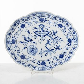 Meissen, a set of nineteen porcelain parts, 'Zwiebelmuster/Blue Onion', Germany.