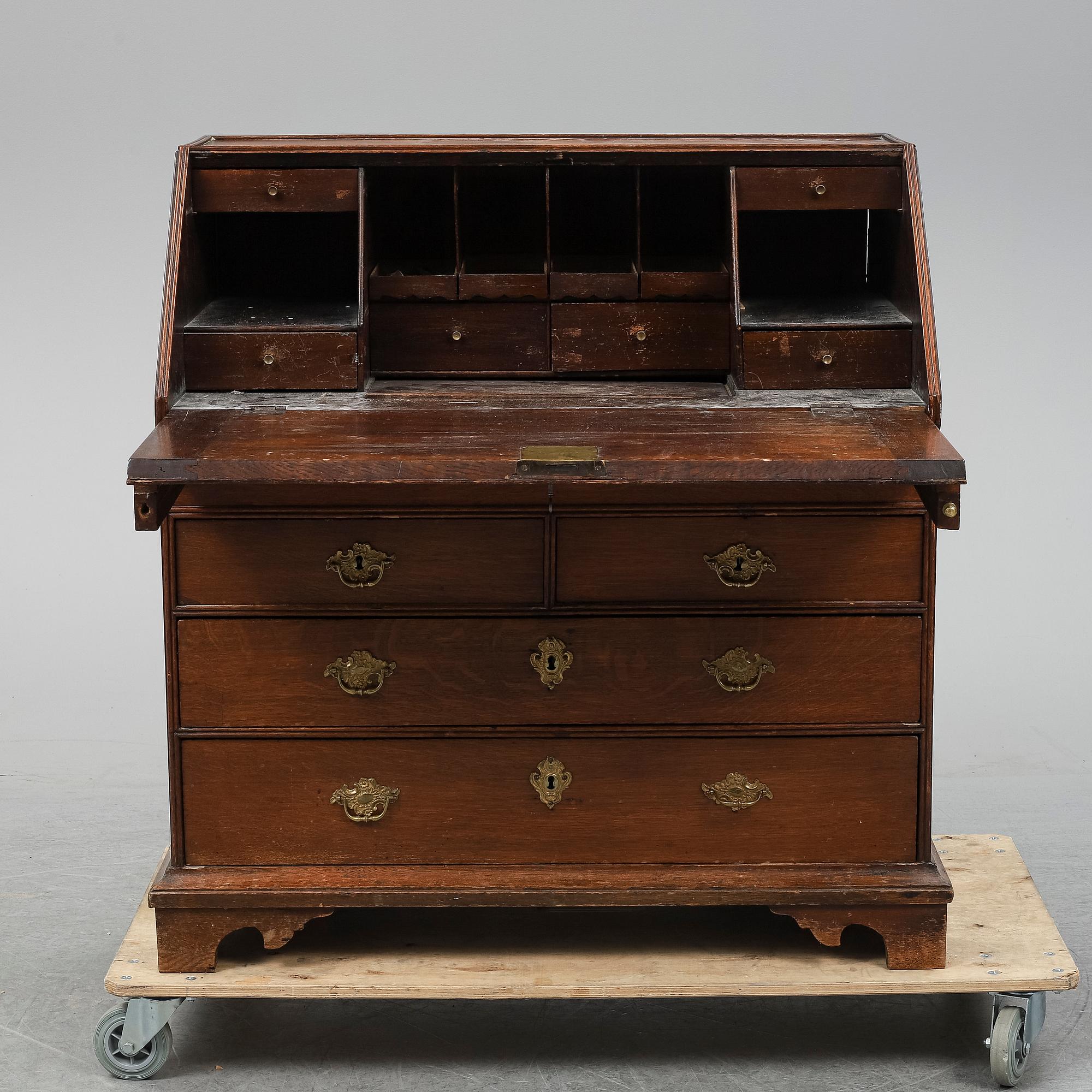 An early 19th century oak secratire.
