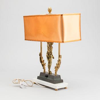 A MID 20TH CENTURY TABLE LAMP.