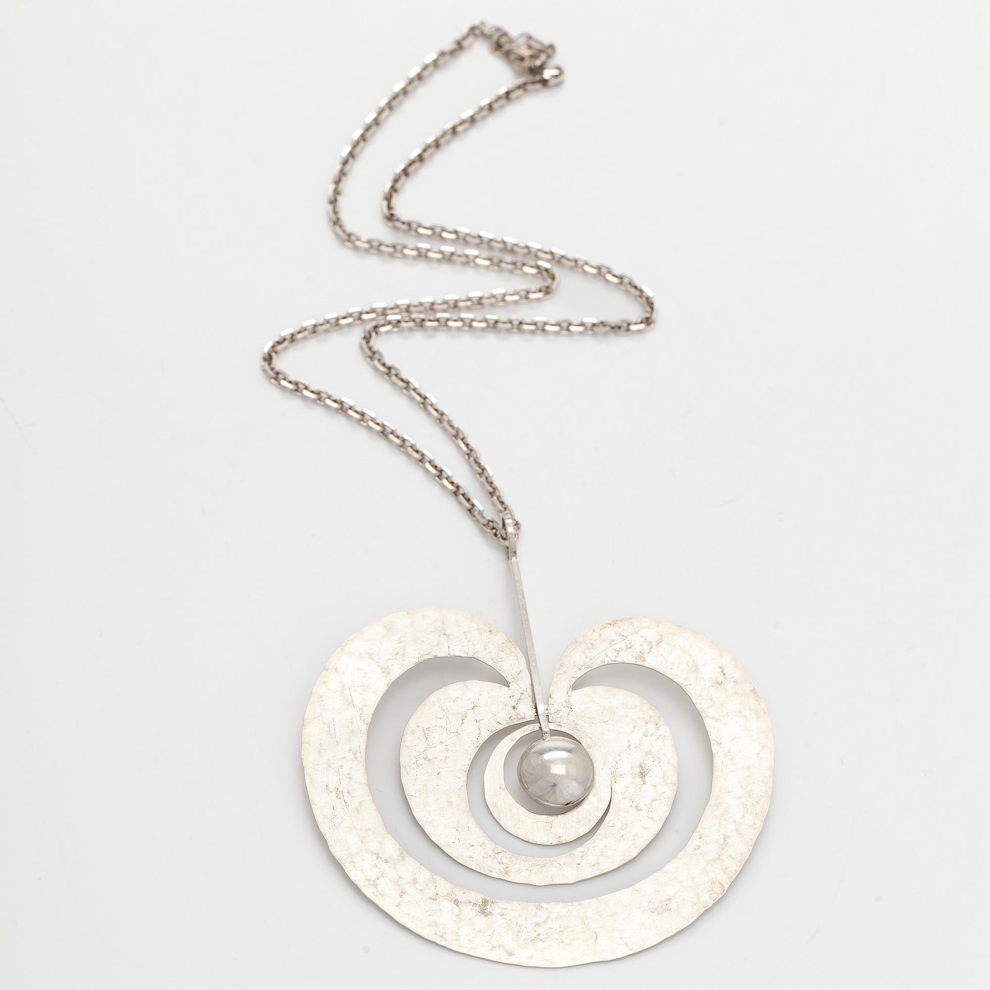 Tapio Wirkkala, kaulakoru, "Omena", hopeaa, Kultakeskus 1975.