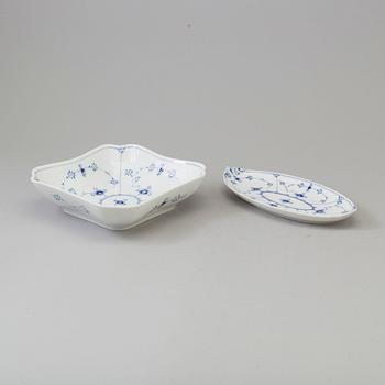 113 pieces of porcelain tableware from Royal Copenhagen, model "Musselmalet", 20th century.