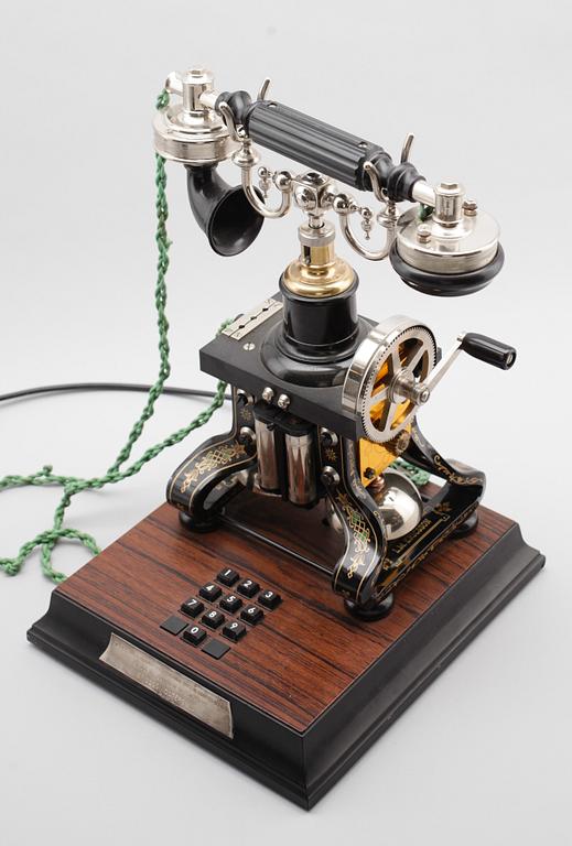 BORDSTELEFON, jubileumsmodell efter "Taxen", LM Ericsson, 1900-talets senare del.