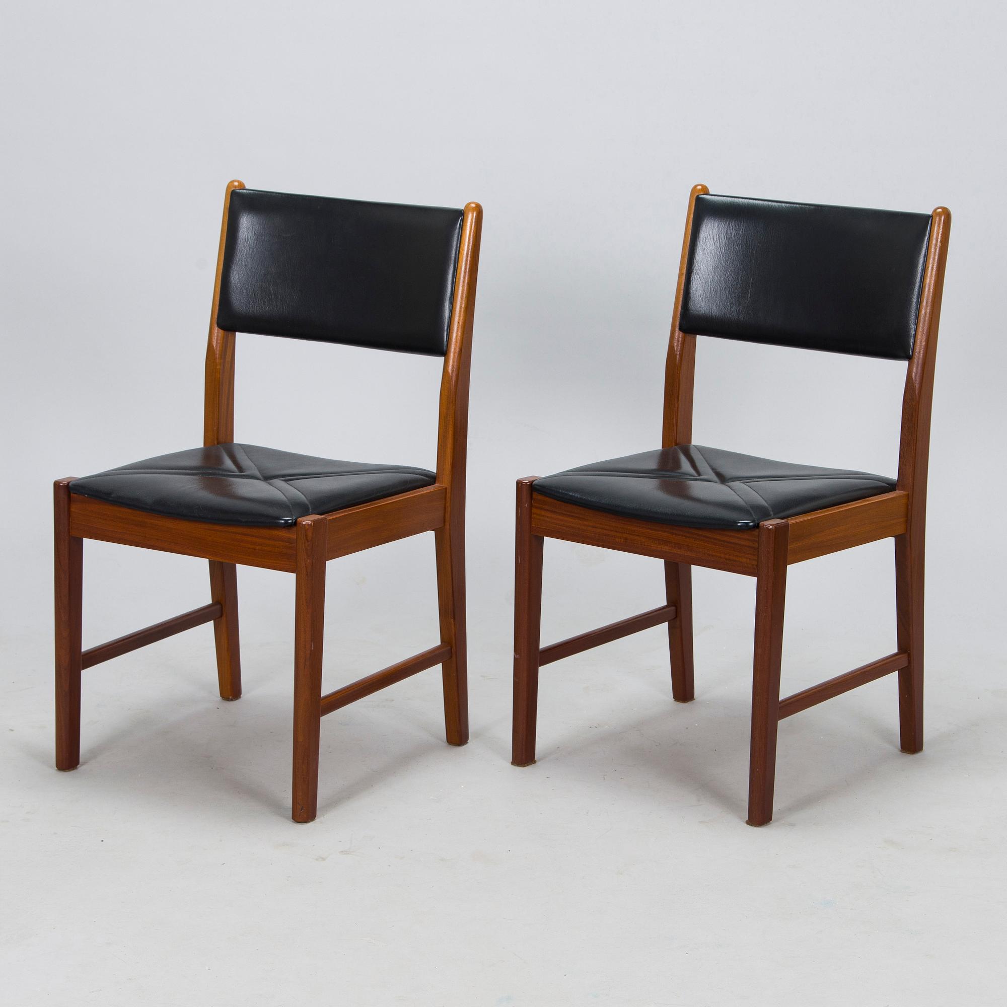 Pertti Salmi, a 1970s 'Samuel' dining table and eight 'Simeon' chairs for Vaara Tuotanto, Kaluste-Yhtymä, Finland.