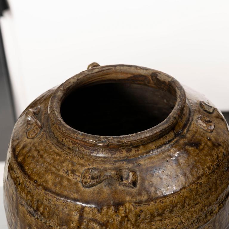 Kruka, glaserat stengods, Sydostasien, sen Mingdynasti/Qingdynasti.