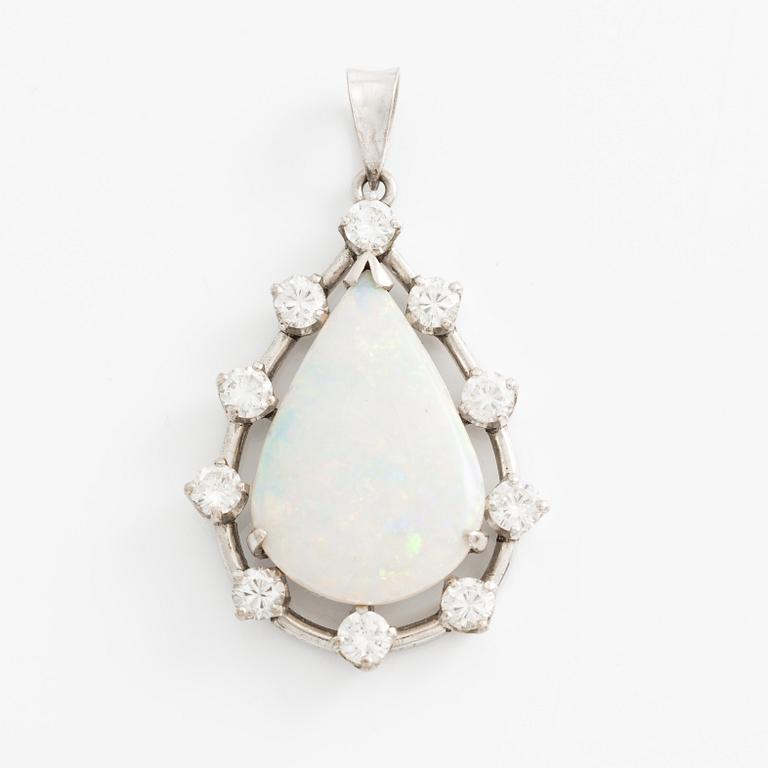 Hänge, vitguld med opal och briljantslipade diamanter.