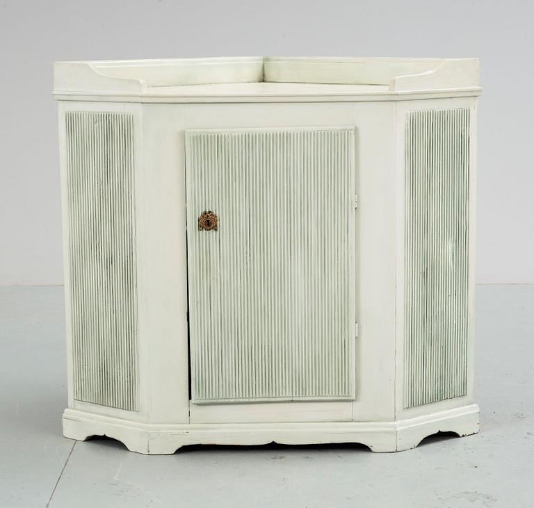 HÖRNSKÅP, gustaviansk stil, 1900-tal.
