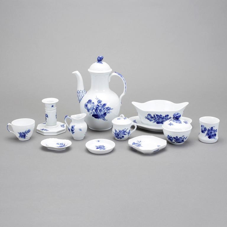 SERVIS, porslin, 91 delar, "Blå blomst" Royal Copenhagen.