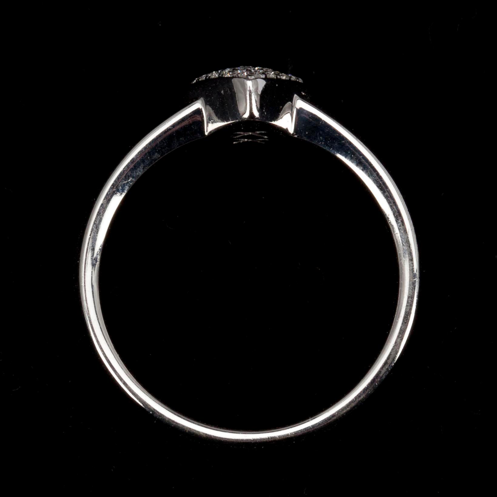 RING, 18K vitguld. 34 st. briljantslipade diamanter ca 0.34 ct. Italien sent 1900-tal. Vikt. 5,7 g.