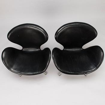 ARNE JACOBSEN, a pair of 1960s 'Swan' armchairs for Fritz Hansen.