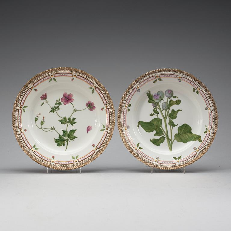 A set of 10 Royal Copenhagen 'Flora Danica' dinner plates, Denmark, 20th Century.
