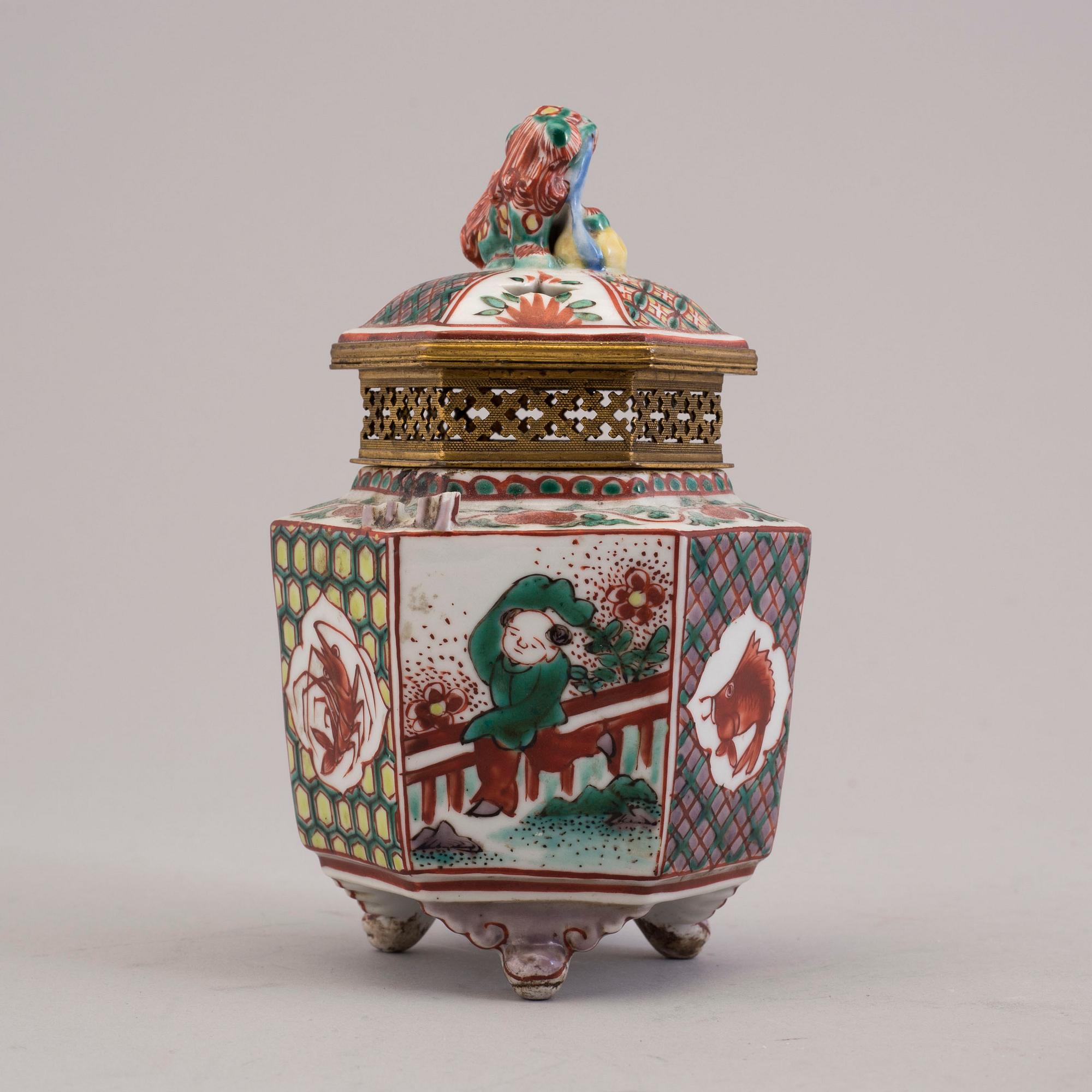 Two Japanese vases, bronze and porcelain, 20th century.