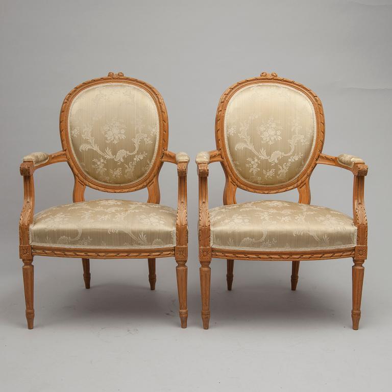 KARMSTOLAR, ett par, Louis XVI -stil, Frankrike, 1900-talets första hälft.